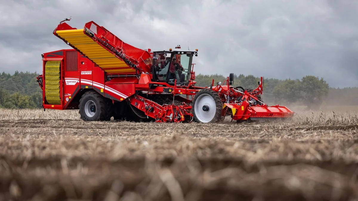 Varitron 470 med hjulchassis kan ligeledes udstyres med den gennemtestede 64 centimeter lange tankforlængelse. Herved kan særligt høje transporttrailere og kasser nemt og sikkert fyldes i anden række. Pressefoto