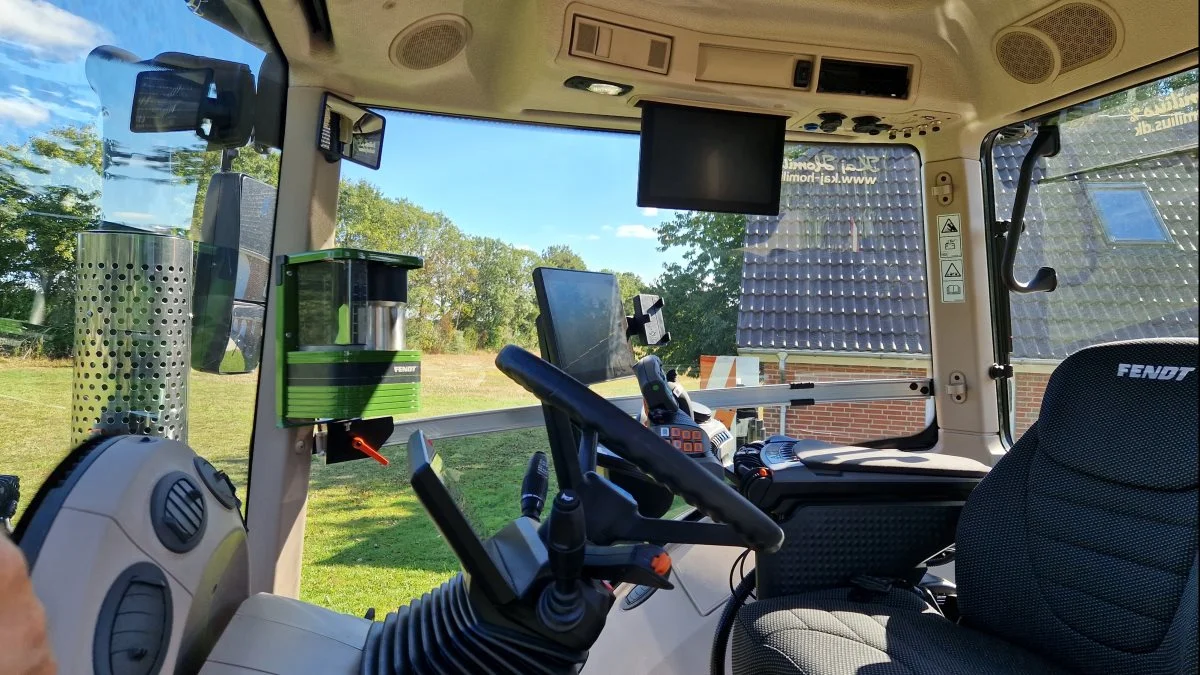 Livet er ikke det værste man har, og om lidt er kaffen klar i den specialfremstillede Fendt 936 Gen7 traktor hos Revslund Maskinstation. 