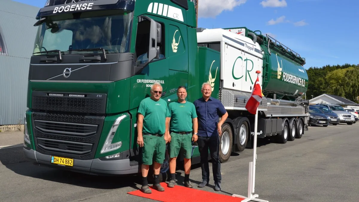 Direktør Niels Frost Rasmussen (th) og bilens chauffører, Jesper Poulsen (i midten) og Karsten Madsen, mødtes i Svendborg, da den nye bil skulle afhentes hos Autohuset Vestergaard. Fotos: Camilla Bønløkke