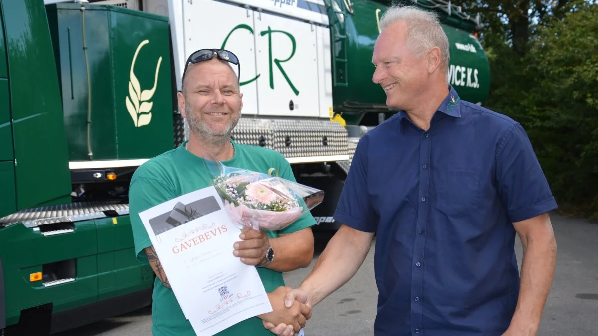 Niels Frost Rasmussen havde blomster og gavebevis med til Jesper Poulsen i anledningen af chaufførens 10 års jubilæum i virksomheden.