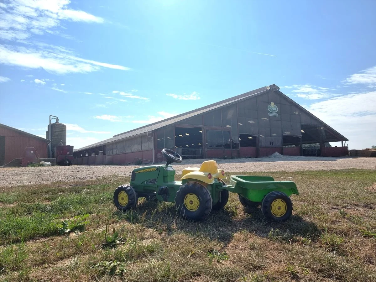 En meget lille John Deere er der også plads til på Brunbjerggaard. Foto: Anders Lei