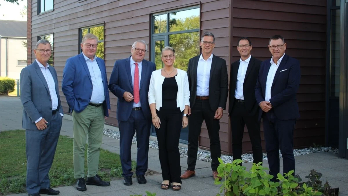 R2 Agro har både en nyetableret bestyrelse og ledergruppe på plads. Yderst fra venstre: Carsten Brink, bestyrelsesmedlem, Jacob Holm, bestyrelsesmedlem, Lars Skou, bestyrelsesformand, Heidi Bøckel Häuser, CFO, Lars Laursen, commercial manager, Christian Linnet, supply chain manager og Peter Skou, administrerende direktør.
