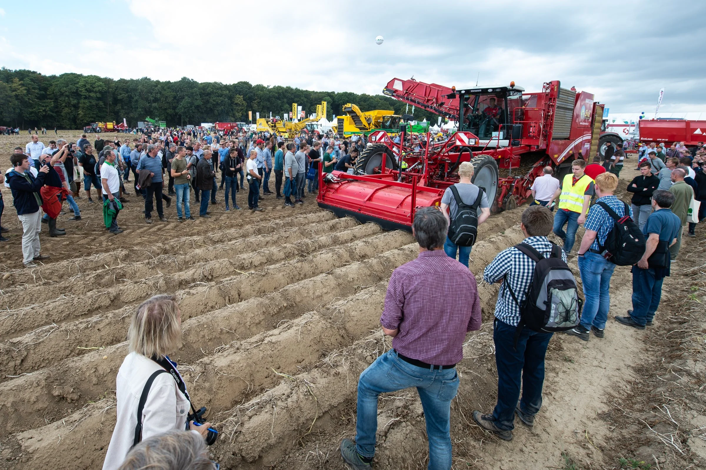 Der bliver rig mulighed for at tage mere end 40 maskiner i nærmere øjesyn, når de demonstreres i marken ved PotatoEurope i næste uge. Pressefoto