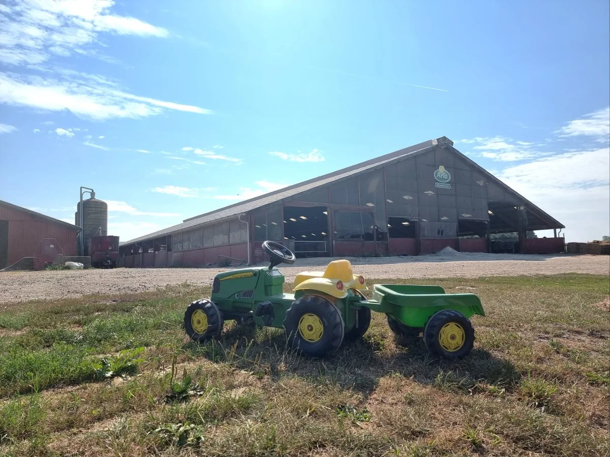 En meget lille John Deere er der også plads til på Brunbjerggaard. Foto: Anders Lei