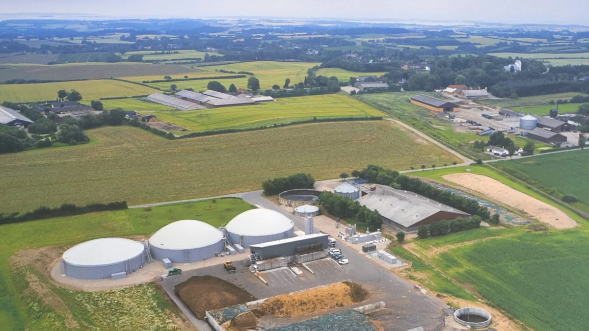 Mindre biogasanlæg baseret på lokal biomasse kan sagtens ligge ude på landet, mens større biogasanlæg, der er baseret på længere transport af biomasse og måske industriaffald, bør placeres i industriområder nær motorvej og havn, hvor infrastrukturen er gearet til den massive tranport, påpeger miljøingeniør. Arkivfoto 