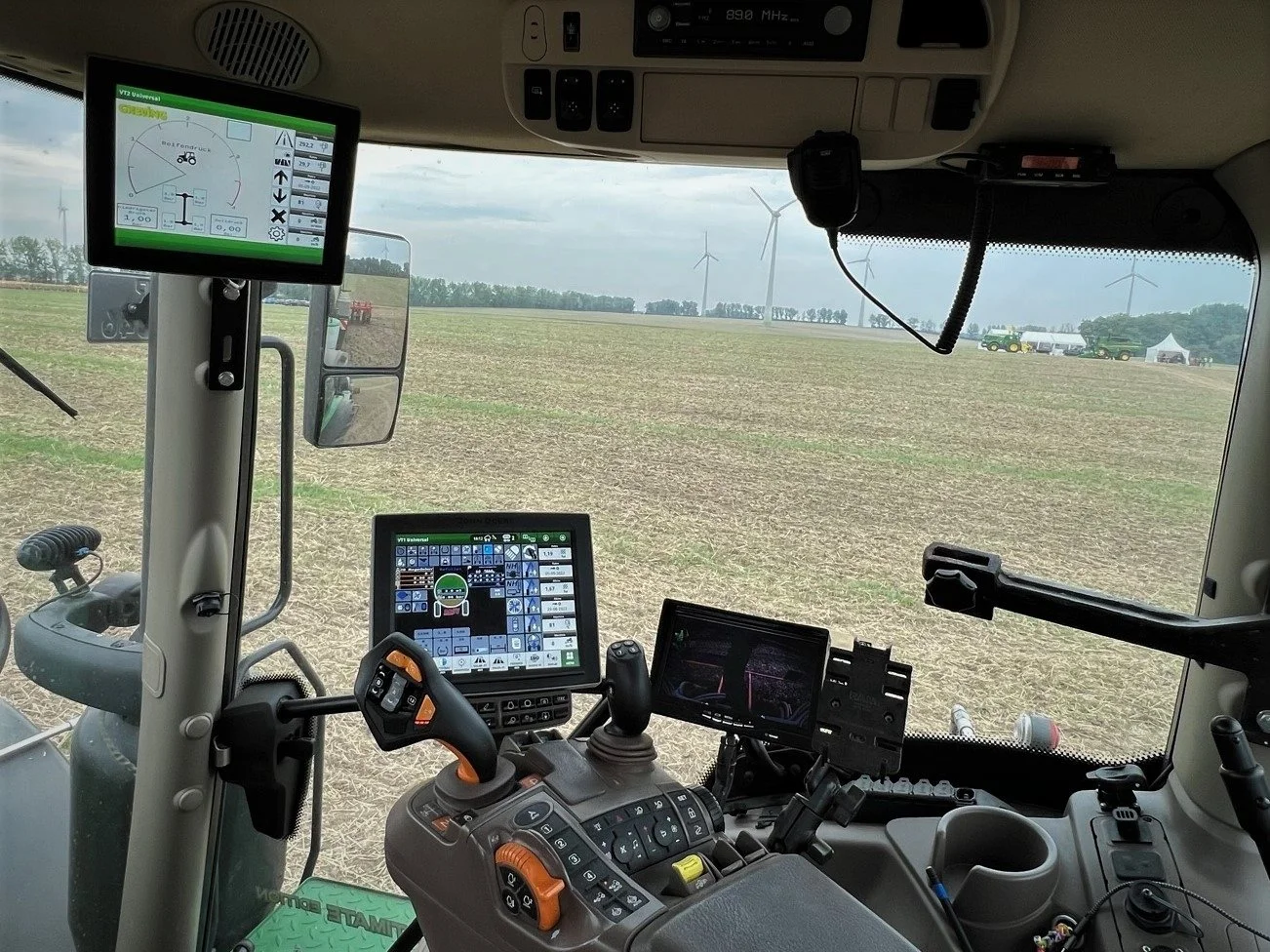 Selv om gylletrækket er udstyret med to antenner, NIR-sensor til gylleanalyse og dæktryksregulering, er kabinen meget overskuelig. Det hele styres fra John Deere-terminaler og CommandPro-kørehåndtaget. 