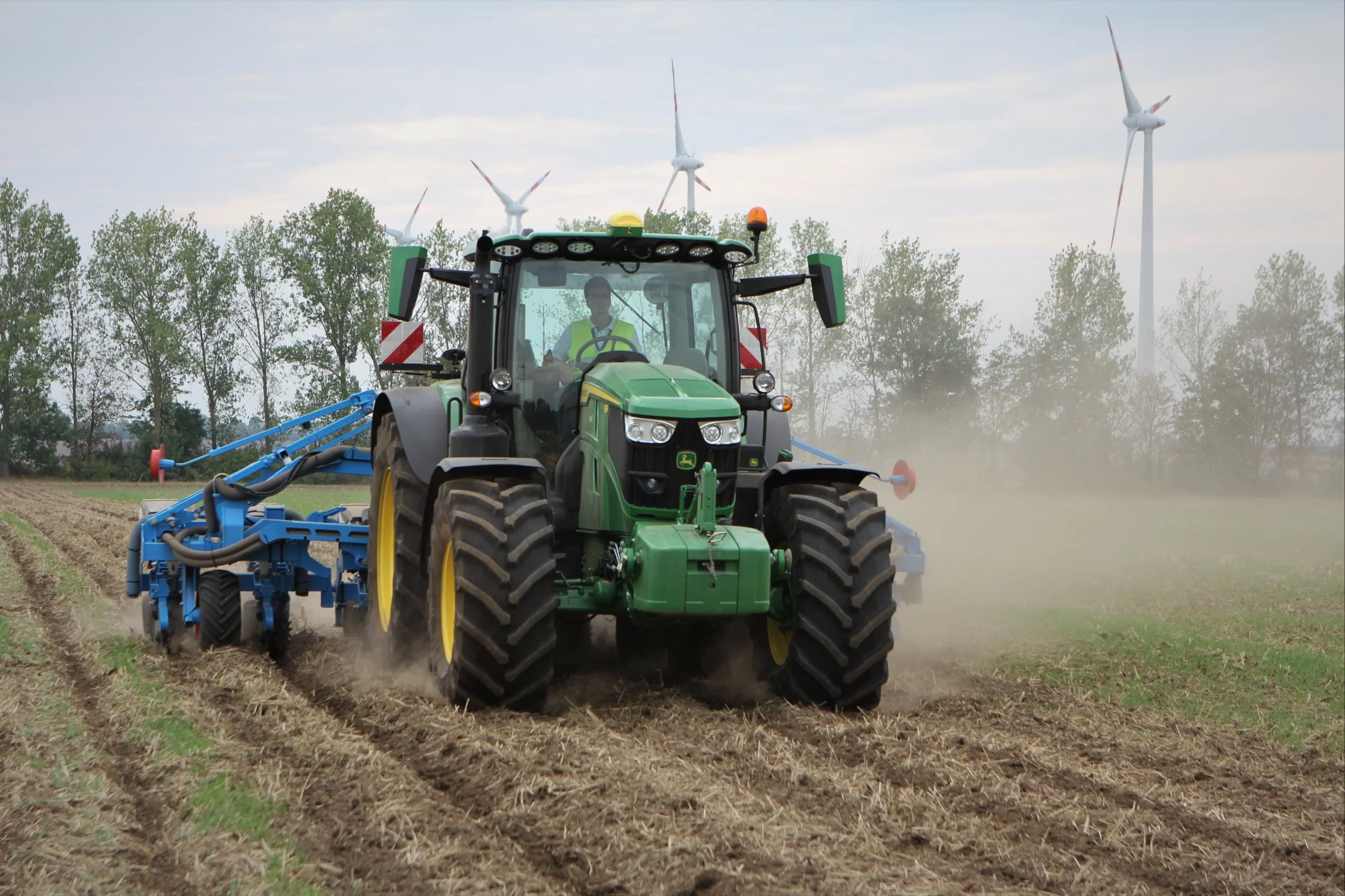 Når gyllenedfældningen er overstået, overtager den otterækkede majssåmaskine kørelinjerne via John Deere Operations Center. Den variable udsædmængde tager udgangspunkt i ét tildelingskort, som Hante Agrarservice også kan levere.