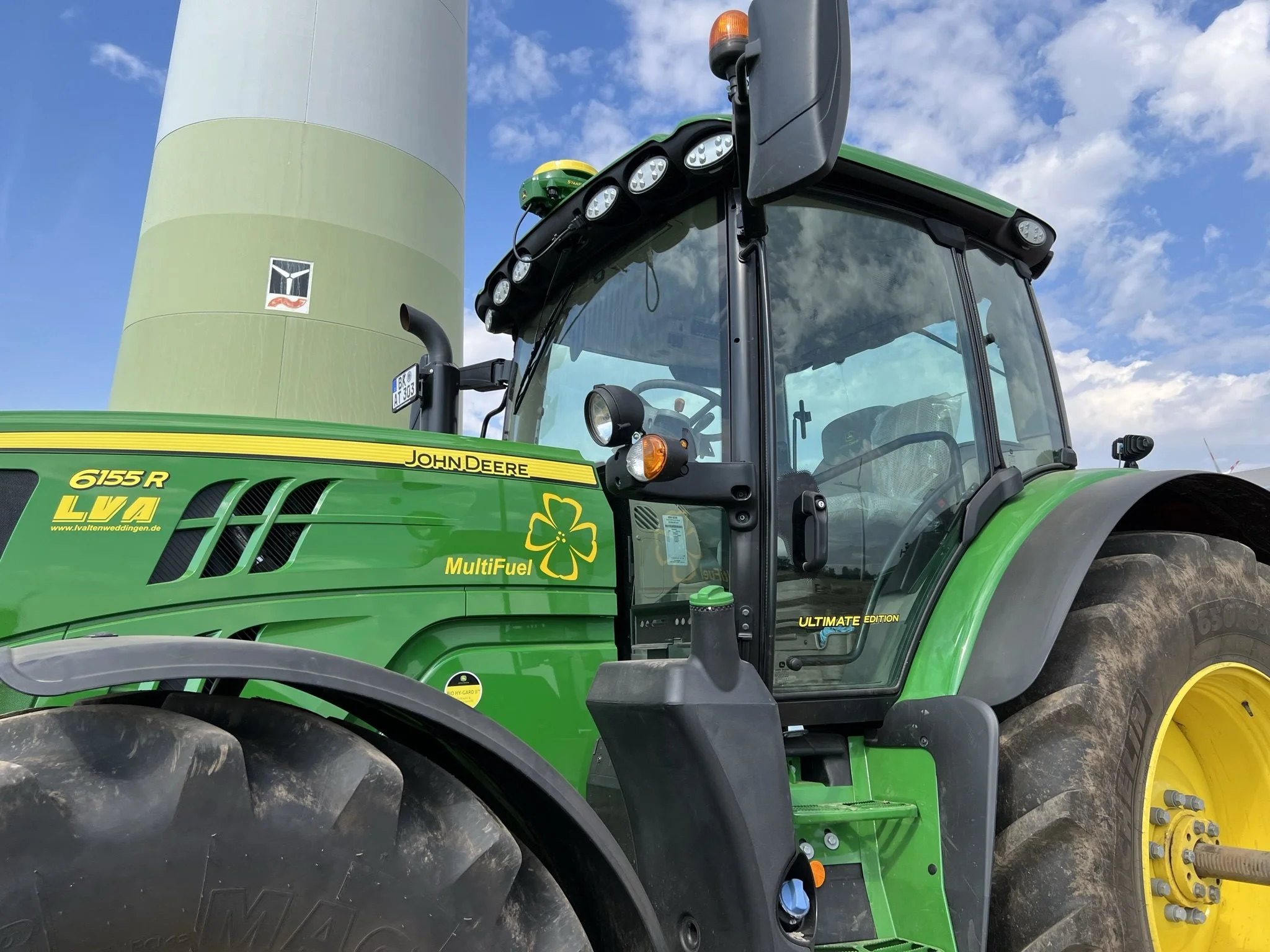 Multifuel-klistermærket er det eneste, der afslører, at det her ikke er en helt almindelig John Deere 6155R. Foto: Kasper Stougård