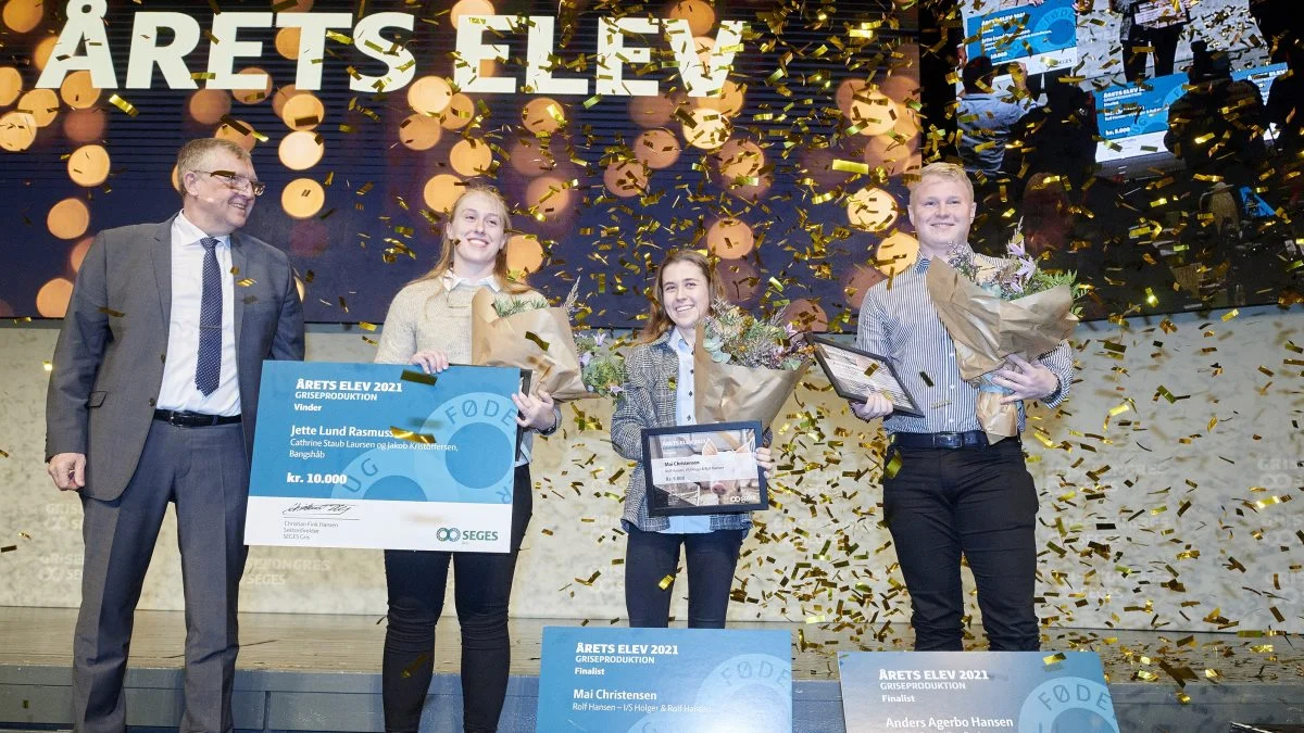Erik Larsen (tv.), formand for Landbrug & Fødevarer Sektor for Gris, ved kåringen af Årets elev ved sidste års Grisekongres. Foto: Seges Innovation