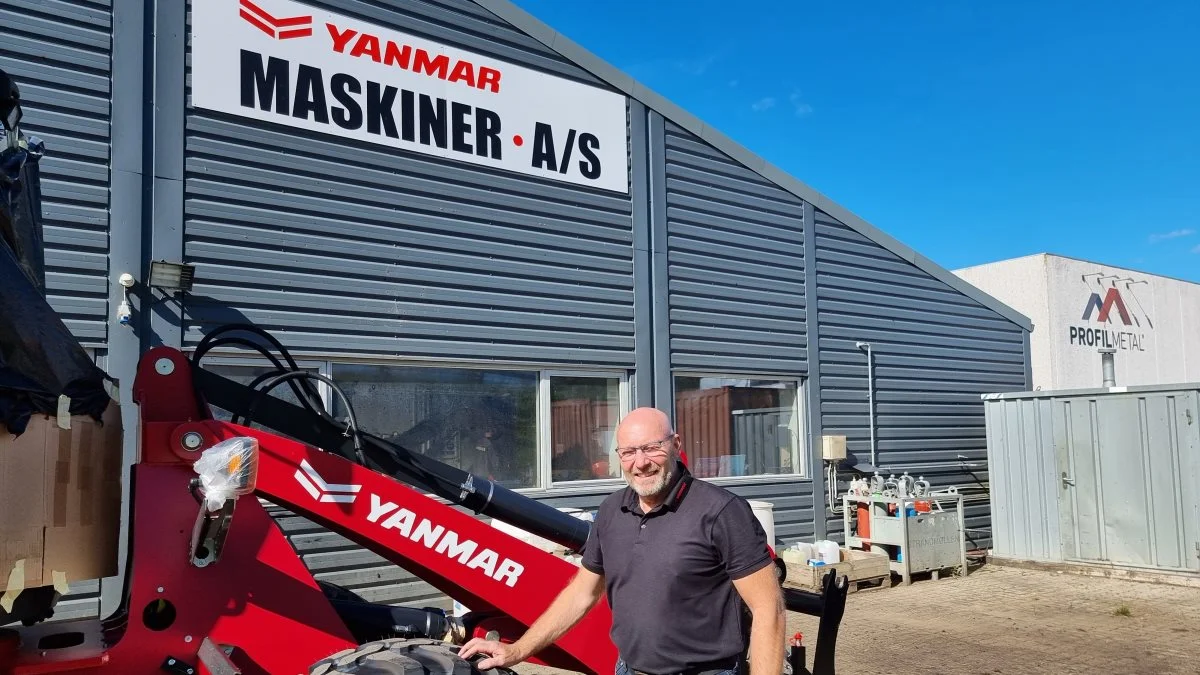Finn Pallesen fra Maskiner A/S i Slagelse oplever, at der er store fordele ved at benytte sig af Yanmars V120: High-Lift. Foto: Anders Lei