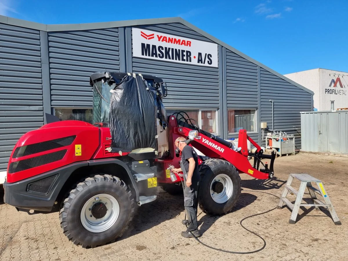 Yanmar V120: High-Lift er ved at blive coated og klargjort til en kunde hos Maskiner A/S i Slagelse. Foto: Anders Lei