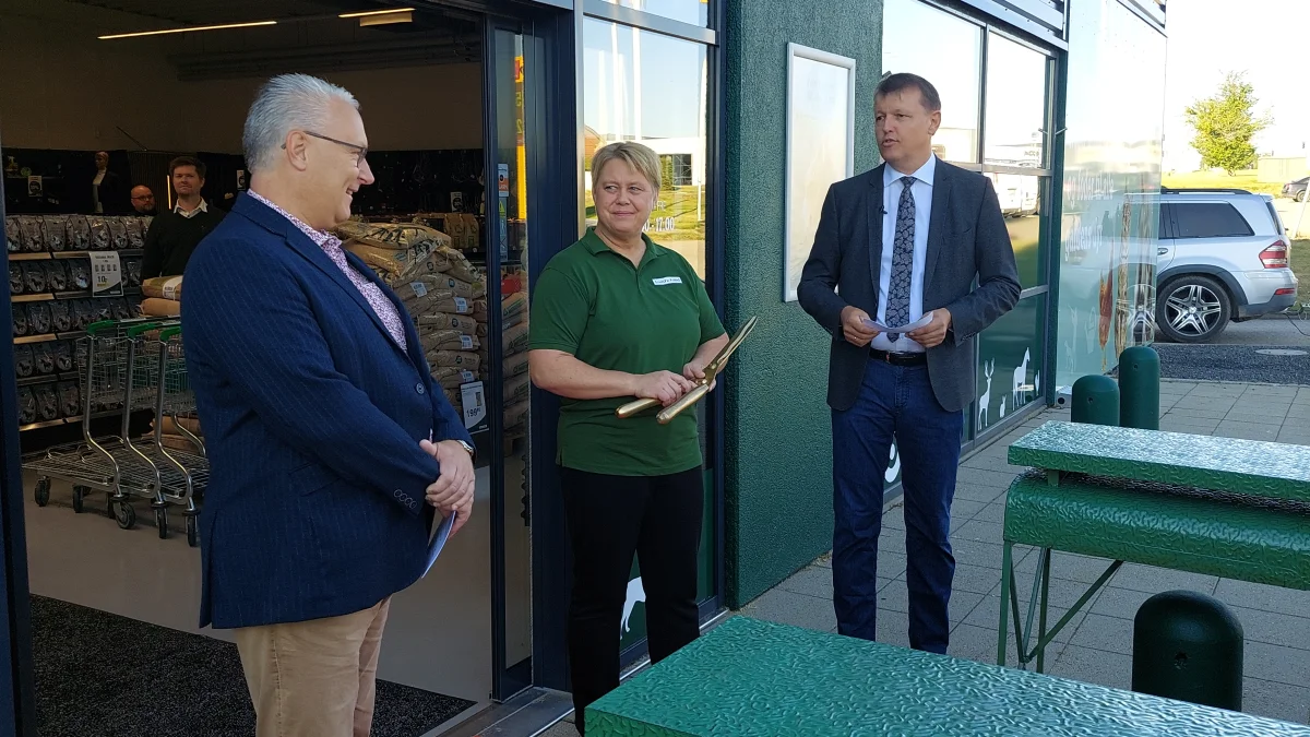 Fra venstre: Viceborgmester i Fredericia, Søren Larsen, (S), butikschef i Land & Fritids butik i Fredericia, Karina Thomsen og kædedirektør for Land & Fritid, Erik Dalsro Jørgensen. Foto Kirsten Dall Dinesen