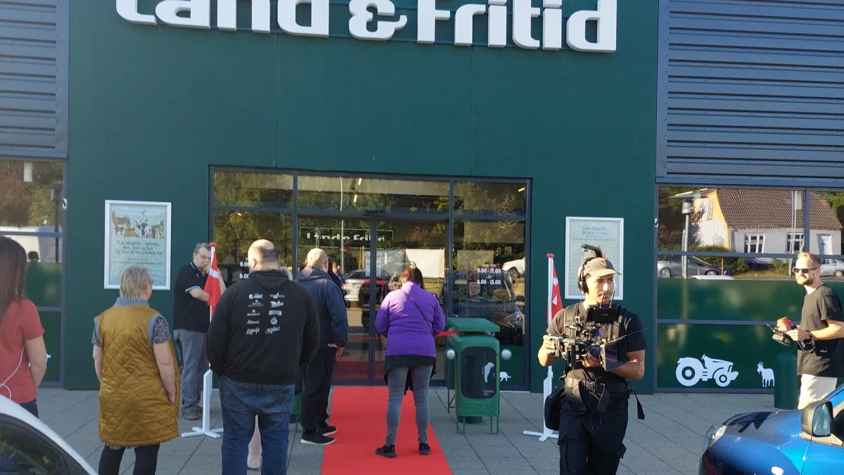 Den røde løber var rullet ud, da der forleden var officiel åbning af Land & Fritids nye butik på Vejlevej i Fredericia. Foto: Kirsten Dall Dinesen