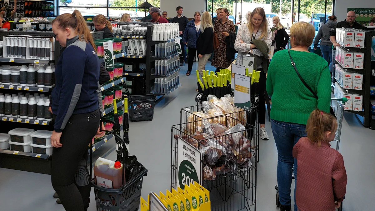Mange kunder lagde vejen forbi på åbningsdagen, hvor der foruden gode tilbud blev budt på kaffe og kage. Foto: Kirsten Dall Dinesen.