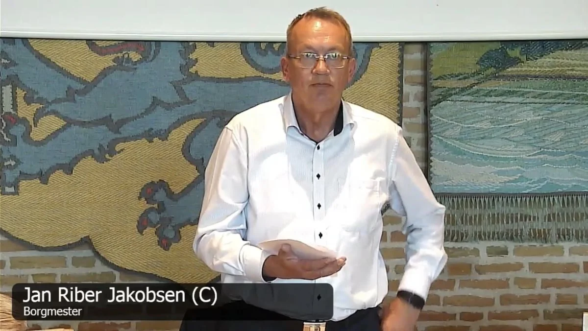 - Krigen skal ikke udkæmpes i byrådssalen. I stedet skal der snakkes sammen omkring bordet i udvalgslokalet, siger borgmester Jan Riber Jacobsen (K) til avisen efter byrådsdebatten om markvanding i Aabenraa.