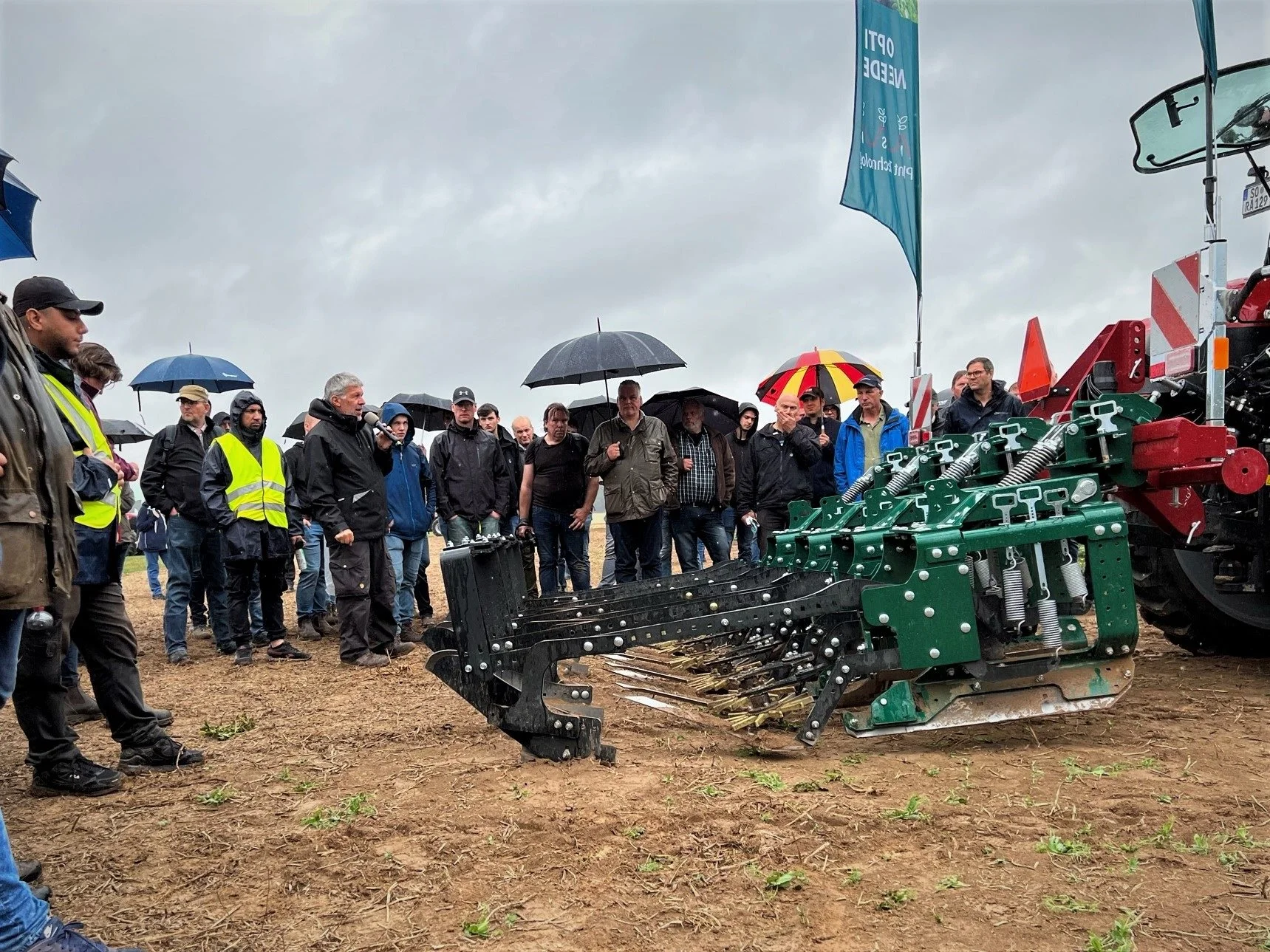 Som en del af de talrige maskindemonstrationer under PotatoEurope har temaet om mekanisk ukrudtsbekæmpelse tiltrukket stor opmærksomhed. Her er det Opti Weeder fra MSR Plant Technology, der bliver præsenteret.  