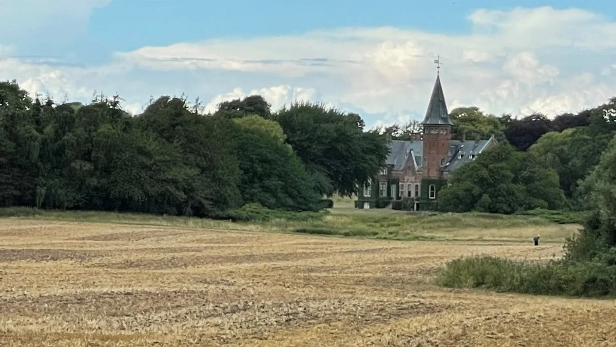Brattingsborg Gods på Samsø var det første store landbrug herhjemme, som har investeret betydeligt i at opsamle regnvand og lagrer det i store bassiner, så det kan bruges til at vande markerne i tørre perioder. Foto: Jacob Lund-Larsen