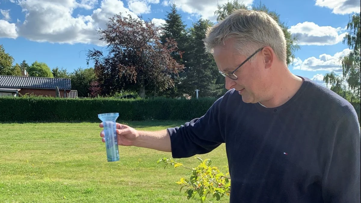 Som gårdejer har den 49-årige midtsjællænder selvfølgelig fokus på vejret - og tjekker regnmåleren. Foto: Jesper Hallgren 