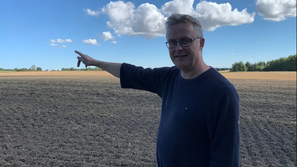 Jacob Jensen bor med sin kone og tre børn et stenkast fra Langholmsgården, og fra fødegården kan han skimte sit hjem ud over markerne. Foto: Jesper Hallgren
