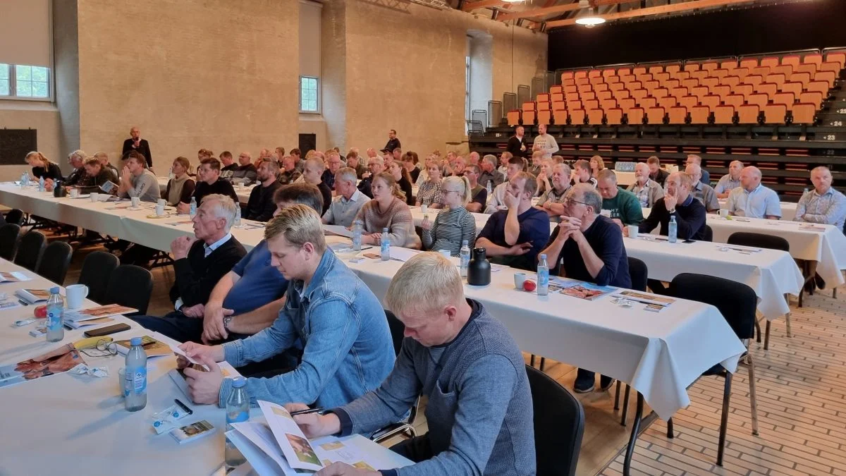 Der var fyldt godt op ved bordene til jersey-årsmødet i Gjethuset i Frederiksværk. Foto: Anders Lei