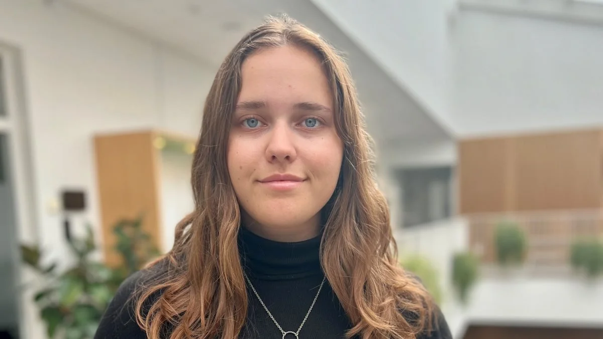 20-årige Cassandra Rasmussen, faglært havecentergartner, læser til jordbrugsteknolog med speciale i natur og miljø. - Den grønne omstilling optager mig meget, og denne uddannelse åbner flere spændende jobmuligheder, siger Cassandra. Foto: Maria Evald, Erhvervsakademi Aarhus.
