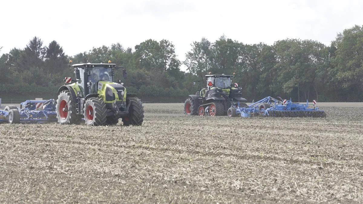 På torsdag demonstrerer Ringe Maskinforretning Claas-traktorer med redskaber fra Köckerling, Bednar og Fliegl på et areal ved Ringe. Billedet er fra et lignende arrangement i efteråret 2020. Foto: Erik Hansen
