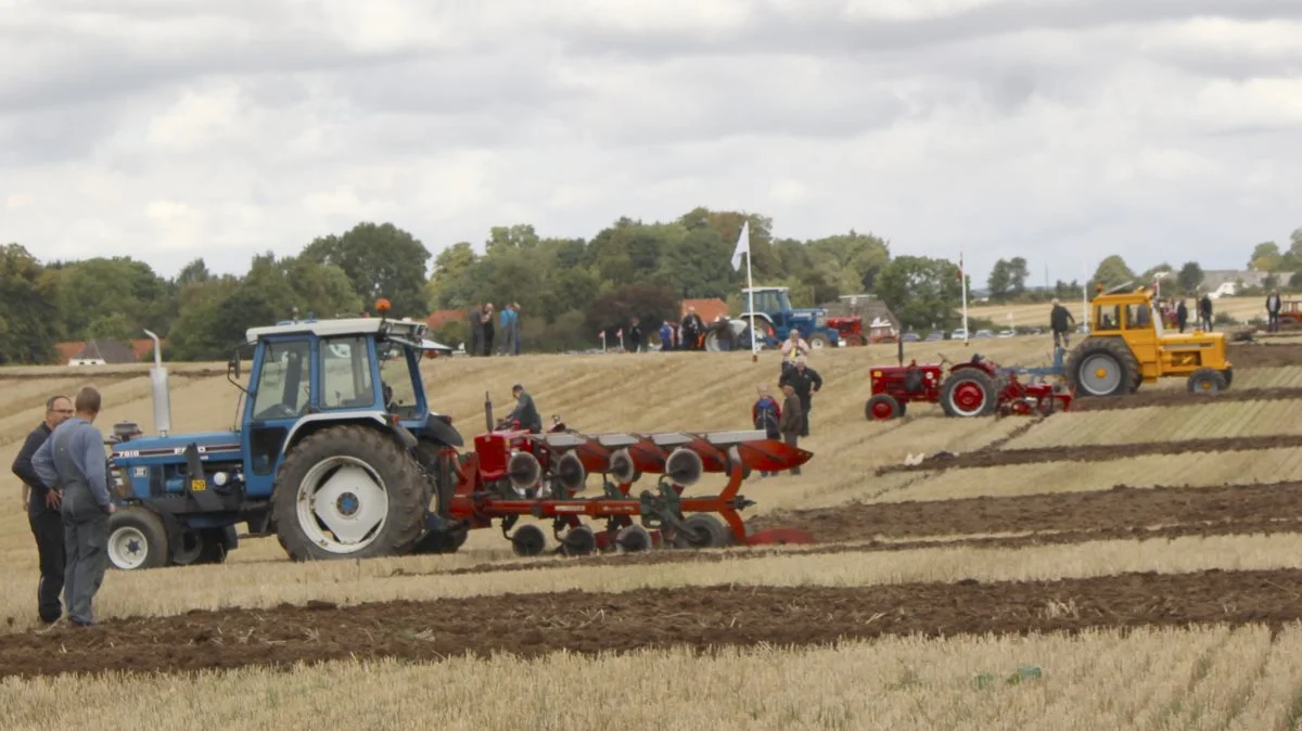 Ialt 55 pløjere og omkring 450 tilskuere var med, da Motor og Veterantraktor Klubben Fyn for 11. år i træk afviklede Fynspløjning og aktivitetsdag på Brobygård ved Brobyværk. Fremadrettet bliver det kun hvert andet år på Brobygård, og derfor håber klubben på at finde en anden gerne midtfynsk vært til næste års arrangement. Fotos: Erik Tvedskov