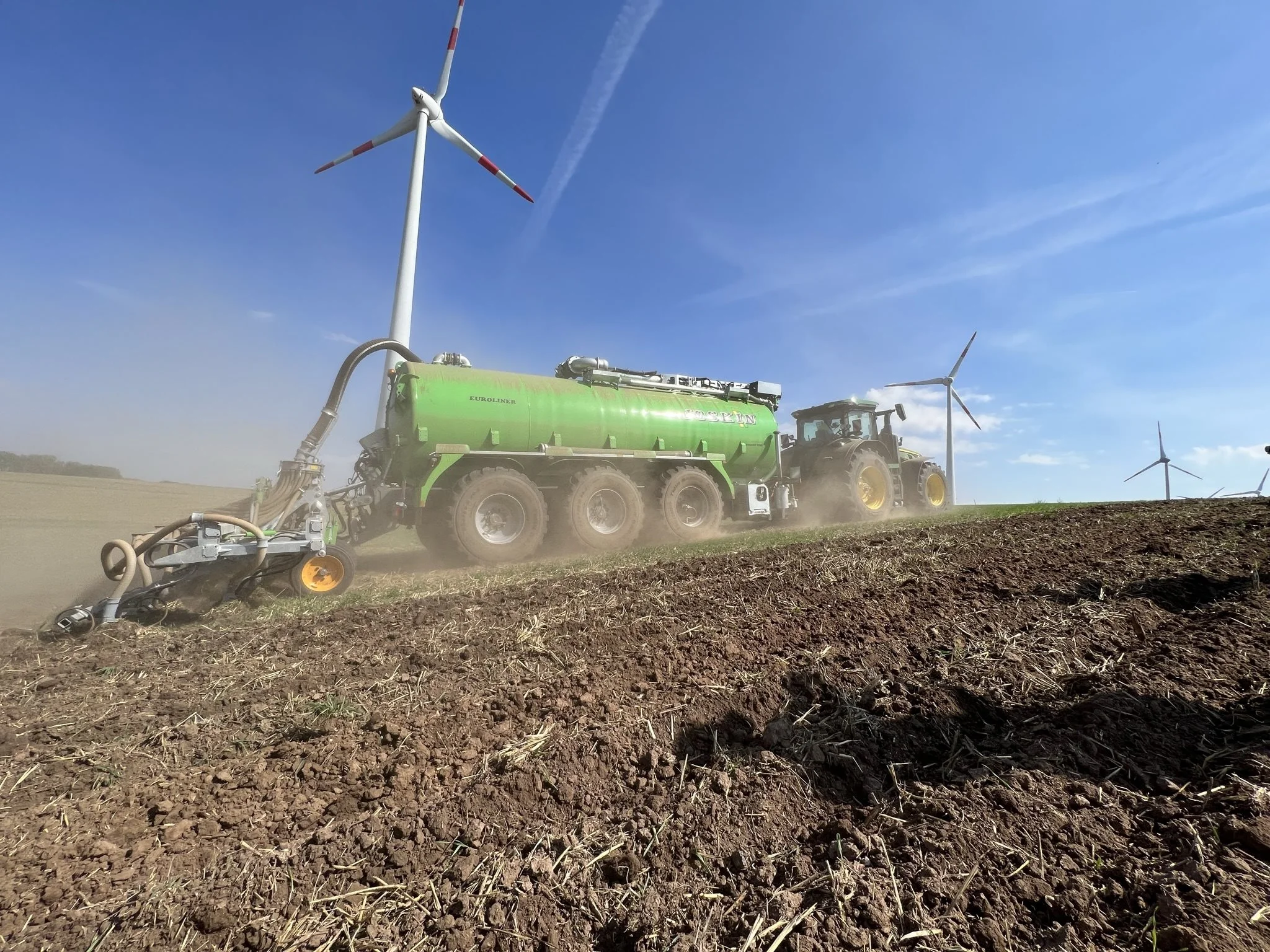 Med Power Offboarding nævner John Deere en række gevinster, blandt andet muligheden for at øge arbejdsbredden og sænke hastigheden og dermed brændstofforbruget. Alternativt kan traktoren lettes for ballastvægt, hvilket reducerer jordpakning i marken. Foto: Kasper Stougård