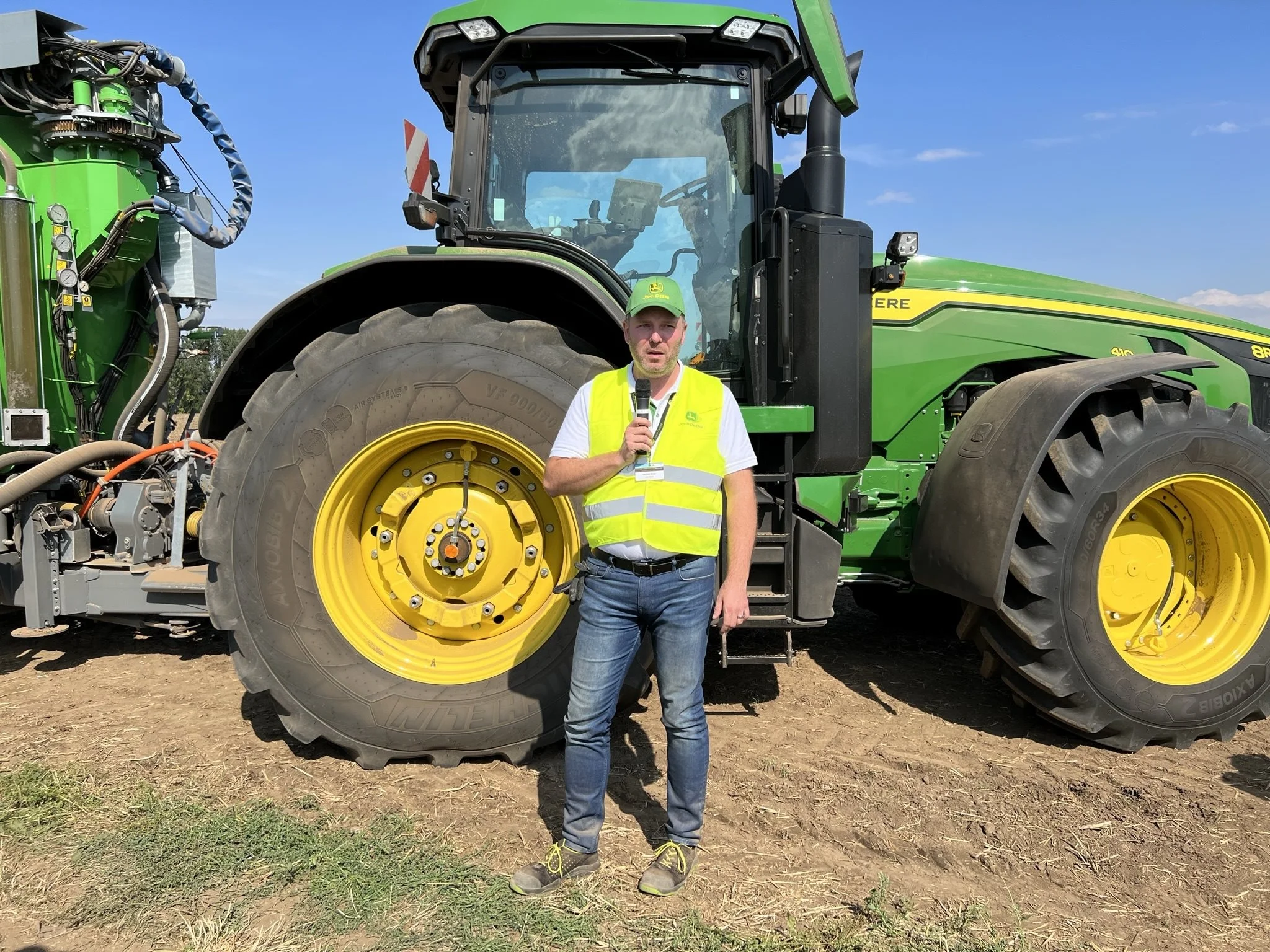 Michael Müller, som er ansvarlig for 8-serien i Europa, er helt tryg ved, at John Deere med lanceringen af eAutoPowr nu kan tilbyde en trinløs transmission, der kan holde til kræfterne i de største traktorer. Foto: Kasper Stougård 