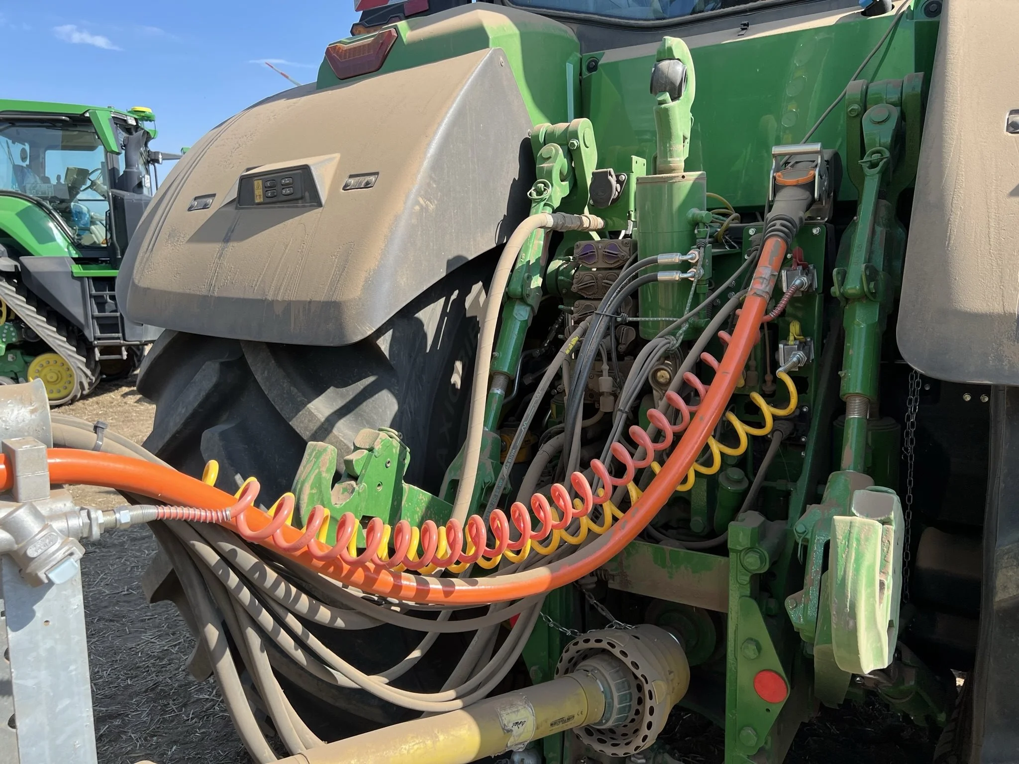 Det tykke orange kabel overfører kræfterne fra traktoren til gyllevognen. Men det kunne også være en rotorharve eller en kartoffeloptager, lyder det fra John Deere. Foto: Kasper Stougård 