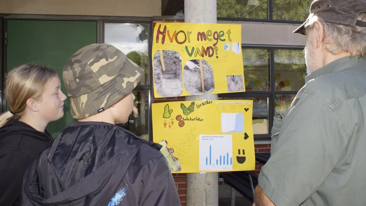 Det har været en tør sæson i skolehaven. - Vi har talt om vanding, nedbørsmængder og nedbør i hele EU. Vi har talt om, hvad det betyder for landmanden, når der ikke kommer regn. Vores have ser anderledes ud i år, og det har vi også kunnet bruge i undervisningen, fortæller Trine Sartour, som er lærer på skolen og én af de to tovholdere på skolehaven.
