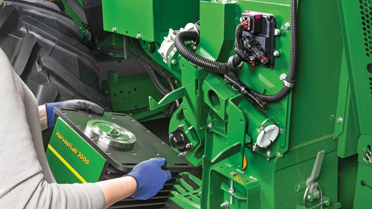 John Deeres HarvestLab, der hidtil kun har været tilgængelig på John Deeres finsnittere, bliver nu også en mulighed at få på John Deere T-seriemejetærskerne fra foråret 2023 og vil kunne eftermonteres på T-serien fra modelår 2016. Kernen i HarvestLab-3000 - Grain Sensing - er en NIR-sensor, der læser afgrøden hele vejen igennem mejetærskeren og sikrer vigtige data om eksempelvis hveden, byggen eller rapsen i realtid. Pressefoto