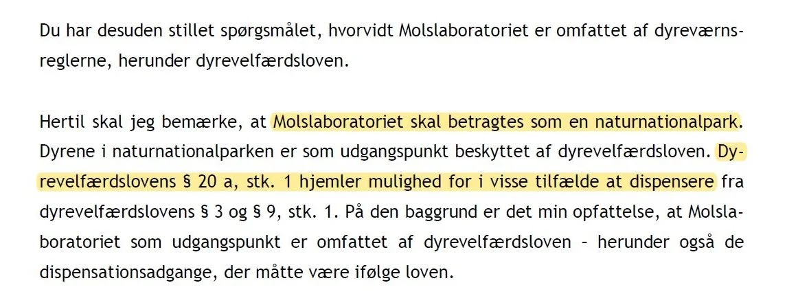 Statsadvokaten skrev tidligere på sommeren i et brev til en dyrlæge, at Molslaboratoriet skal betragtes som en naturnationalpark, der har mulighed for at opnå dispensation fra visse paragraffer i dyrevelfærdsloven. Ifølge et svar fra Fødevareministeriet til Effektivt Landbrug viser det sig imidlertid, at ingen af delene er korrekte. 