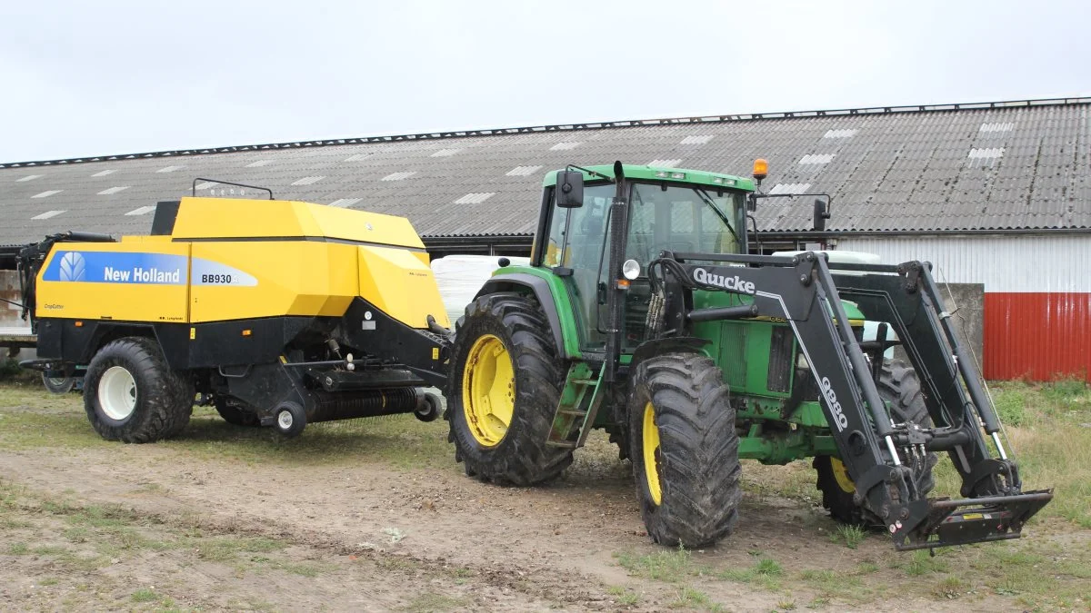 AKM Landbrugs maskinpark består blandt andet af en John Deere 6900 og en minibigballepresser fra New Holland.