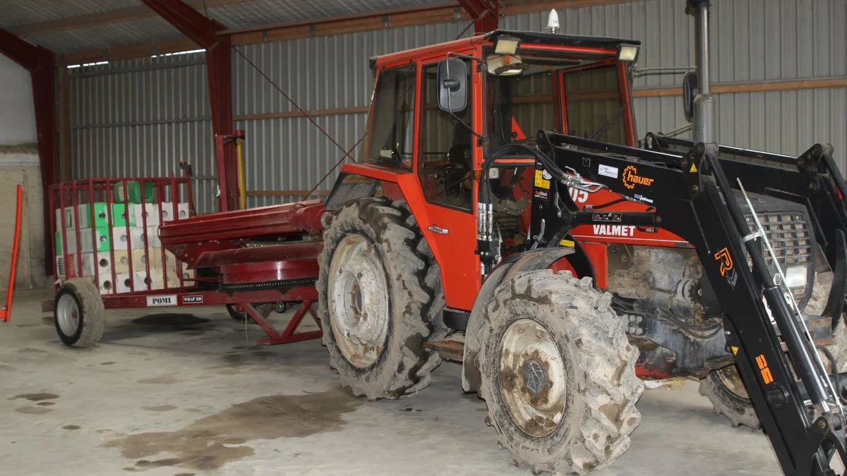 En Valmet 705 og en wrapper fra Pomi gør et godt stykke arbejde, når græsset skal wrappes som en sidste opgave inden salg.