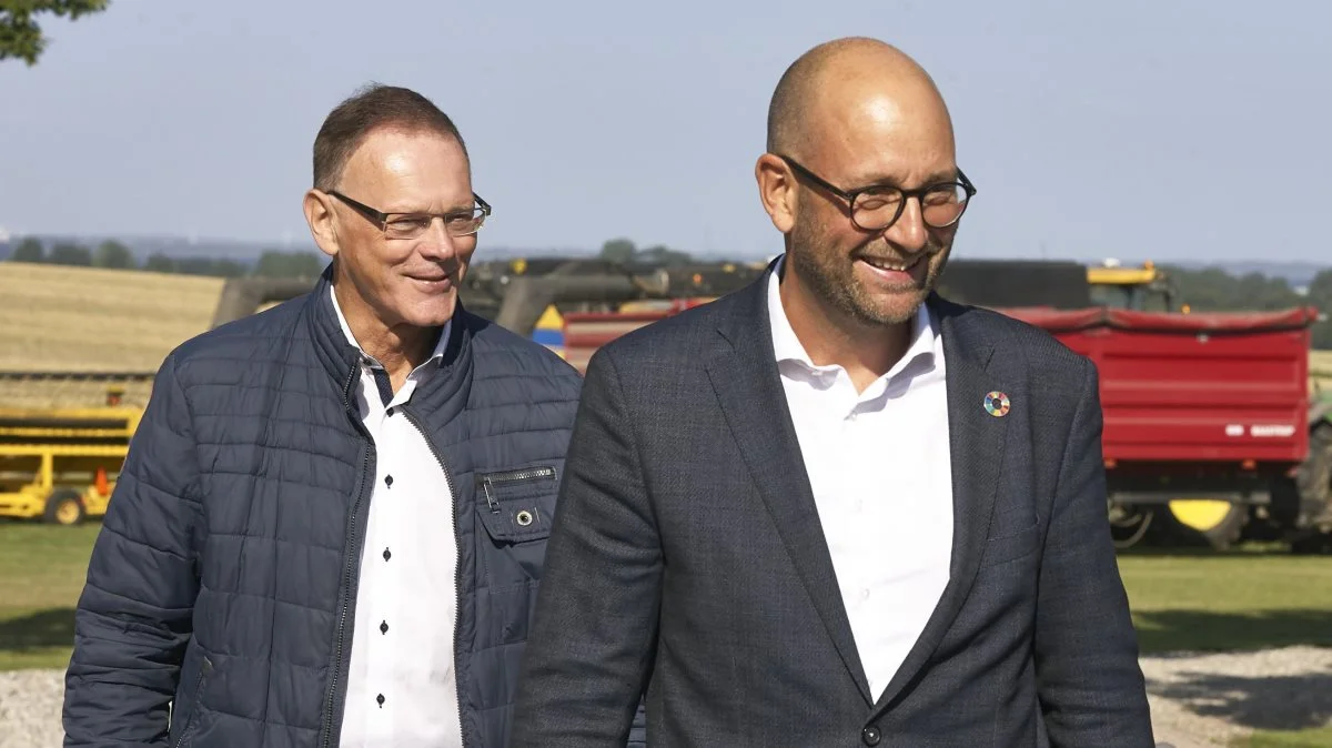 - Venstre er imod dårlig dyrevelfærd, lyder begrundelsen fra V-ordfører Erling Bonnesen (tv.) for at fjerne fødevareminister Rasmus Prehns (th.) mulighed for at give dispensation fra dyreværnsregler i naturnationalparker. Arkivfoto