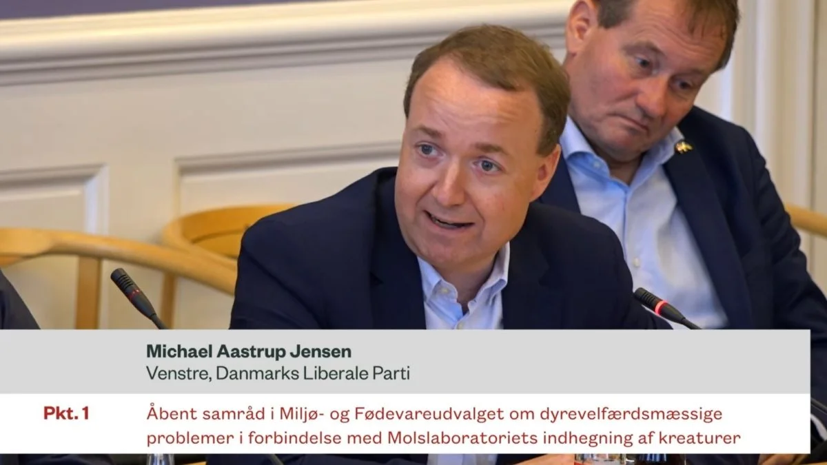 - Jeg har aldrig nogensinde før oplevet en tilsvarende arrogance fra en siddende minister. Aldrig nogensinde, gentog en tydeligt ophidset Michael Aastrup Jensen henvendt til miljøministen, der kaldte hendes ageren for at tage en »kampagnekasket« på. Foto: Folketingets TV