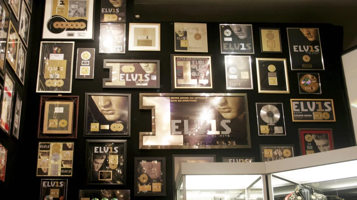 Elvis Presley har fascineret millioner, og hvorfor ikke opleve Graceland i Memphis, hvor han levede, døde og er begravet.