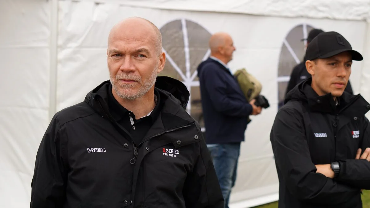 22 danske kunder har skrevet under på en slutseddel, der skal sørge for, at de får leveret én af de nye »The Beast« Q-traktorer i løbet af oktober.
- Det er ret godt. Faktisk er det forrygende, og mere end vi forventede på nuværende tidspunkt, siger Bent Henneberg.
