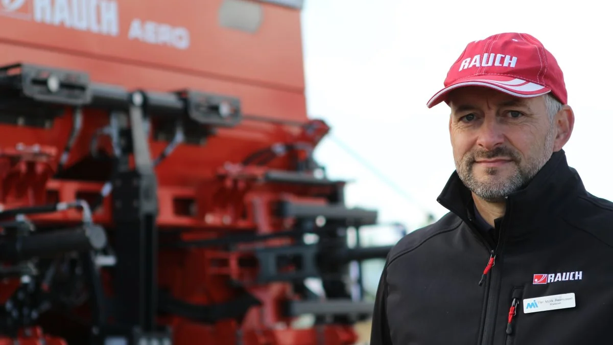 Produktchef hos Maskinhandler Indkøbsringen Per Monk Rasmussen har stor forhåbninger til den nye bomspreder Rauch Aero 32.1, MI nu er blevet importør af. Han mener, den kan gavne landmænd, der arbejder målrettet med præcisionslandbrug og efterafgrøder. Fotos: Steven Andersen