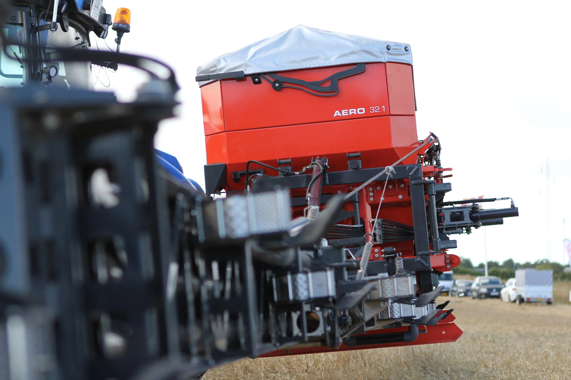 Gødningsbeholderen rummer 3.200 liter, og arbejdsbredden fås fra 18 til 30 meter. Bommen kan desuden lukkes i sektioner for at minimere overlap. 