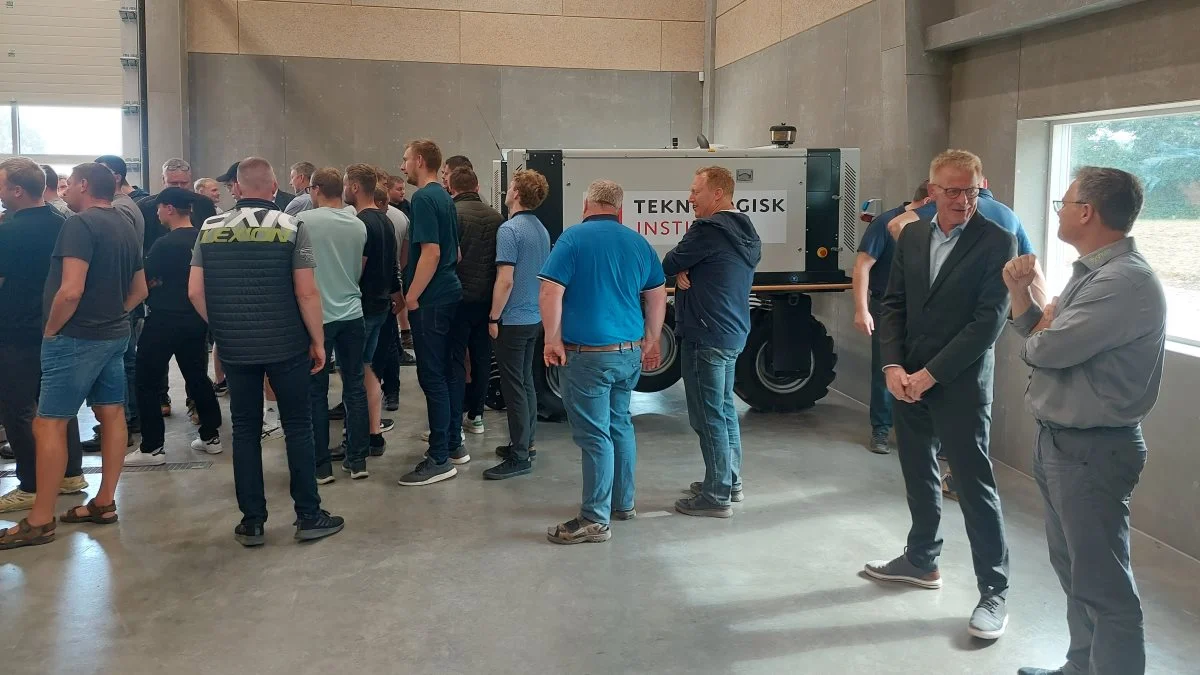 Forstander på Bygholm Landbrugsskole, Erik Kallehave Kristensen (yderst til højre) og ved siden af ham, Horsens borgmester, Peter Sørensen så til, mens eleverne officielt indtog det nye teknologicenter forleden på Bygholm Landbrugsskole. Foto: John Ankersen