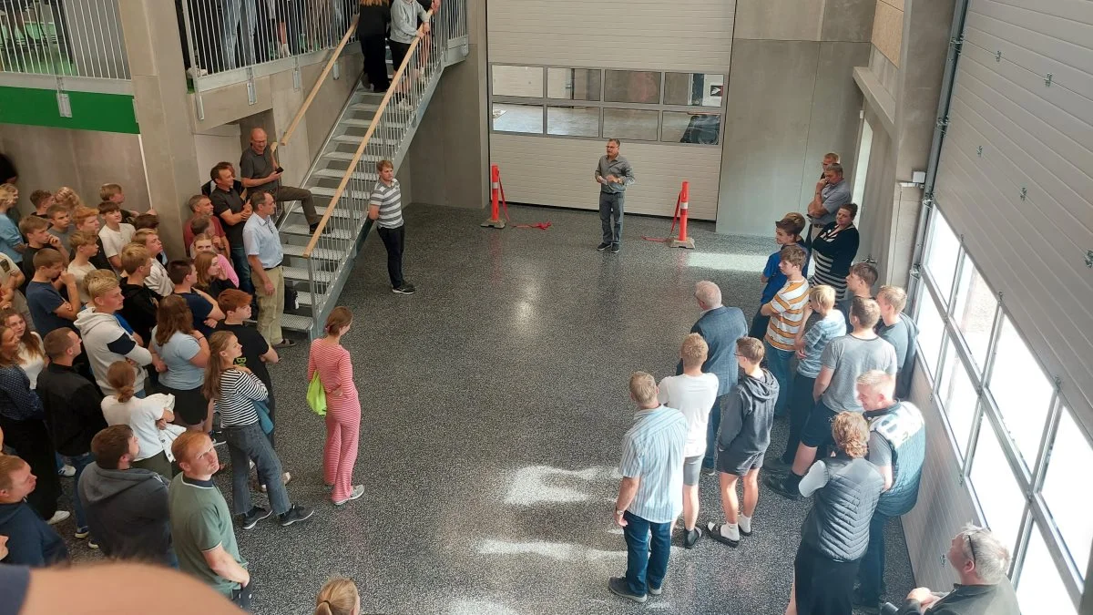 Forstander Erik Kallehave Kristensen holdt åbningstale for både elever og lærere i det nye teknologicenter på Bygholm Landbrugsskole. Foto: John Ankersen