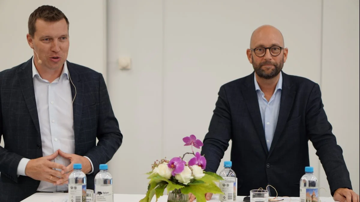 Søren Søndergaard, formand for Landbrug & Fødevarer (til venstre), og fødevareminister Rasmus Prehn har i efteråret været på en lille rundtur, der slutter i Sorø mandag den 3. oktober. Her ses de to fra mødet på Fyn. Foto: Morten Ipsen