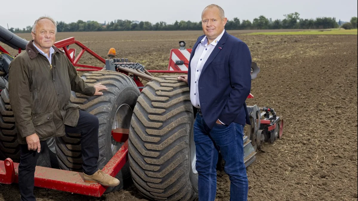 Mogens Worre-Jensen (til venstre) og Frank Poll kan fejre EDC Landbrug Poul Erik Bechs tre-års fødselsdag. Foto: EDC Poul Erik Bech