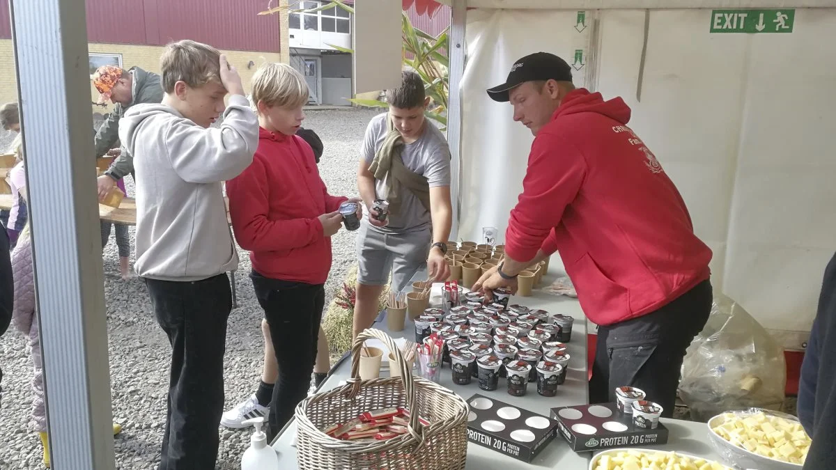 I alt 30 Arla-gårde landet over deltog i årets arrangement. På gårdspladsen på Christiansborg blev uddelt et væld af smagsprøver.