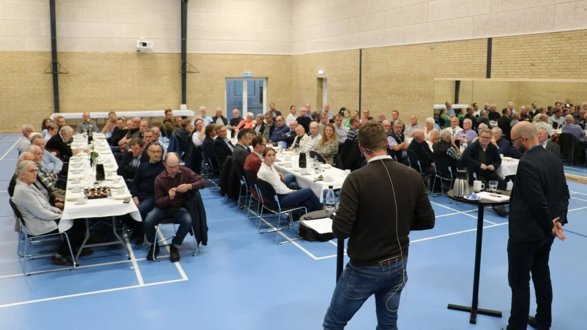 100 nordjyske landmænd var mødt op til debatmøde i DGI-Huset i Aabybro.