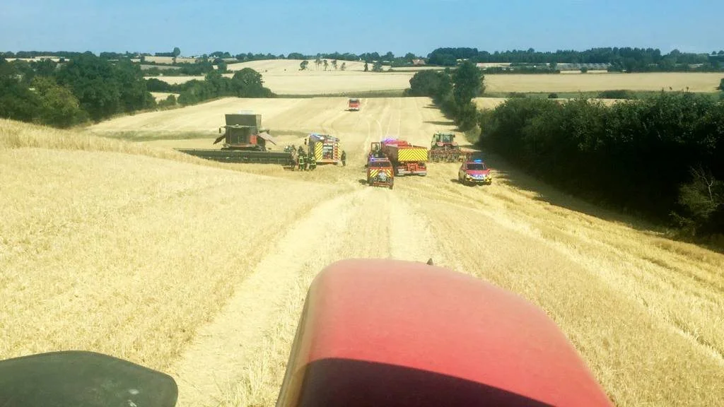 Sådan så det ud i sommer hos Christiansen Landbrug i Stevning ved Nordborg på Als. Heldigvis slukkede brandsikringsanlægget i den nye Massey-Ferguson 9380-mejetærsker ilden, før den overhovedet fik fat.