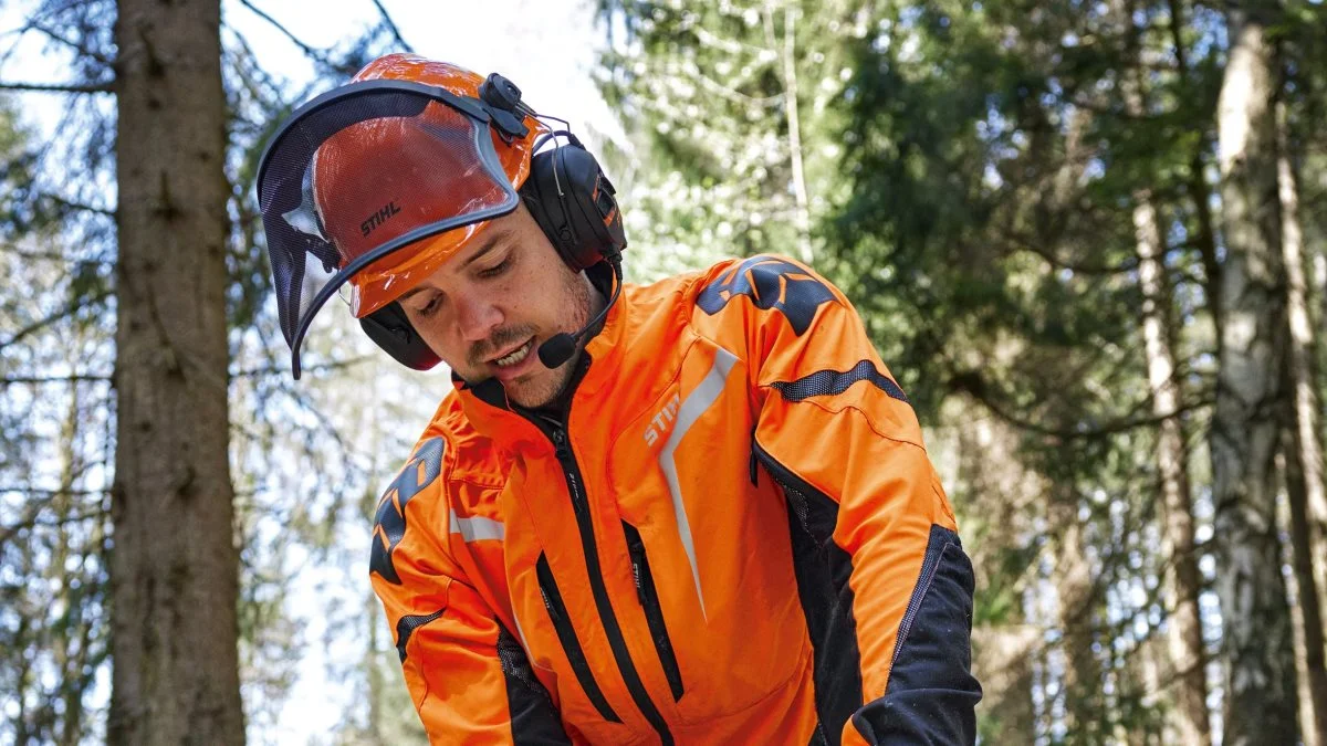 I alt kan der kobles 16 enheder sammen i en samtale. Brugerne af Stihl Advance ProCom kan desuden tilslutte deres egne mobiltelefoner for at opnå ekstra fleksibilitet. Fotos: Stihl