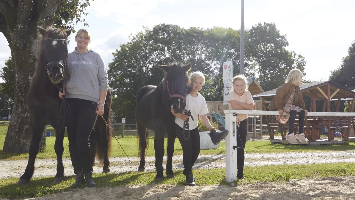 En efter en mønstres hestene på stedets ridebane. Pigerne øver til Kimbrerskuet.